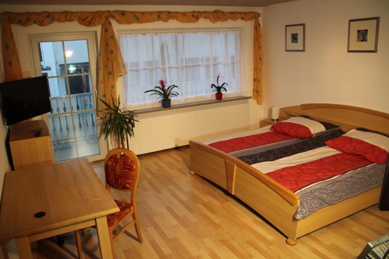 Ferienwohnung Mit 4 Schlafzimmer Fuer 2 Bis 9 Gaeste----Apartment With 4 Bedrooms For 2 To 9 Guests Nuremberg Exterior photo
